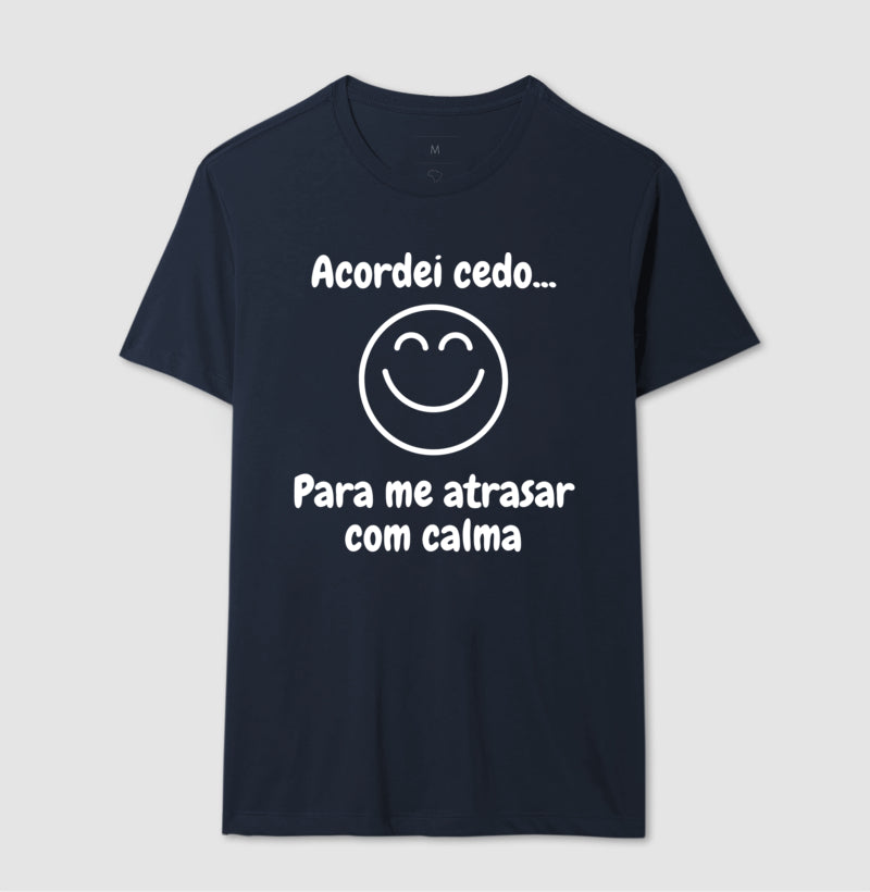 Camiseta - Acordei Para Atrasar