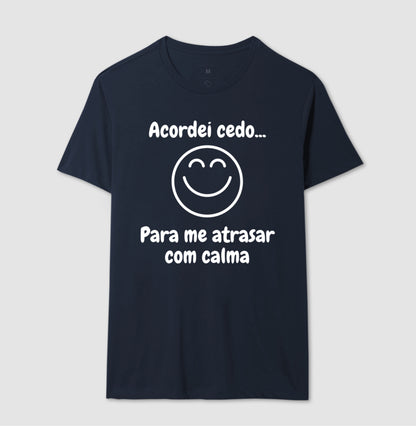 Camiseta - Acordei Para Atrasar