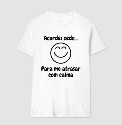 Camiseta - Acordei Para Atrasar