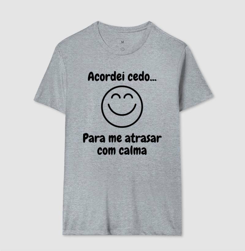 Camiseta - Acordei Para Atrasar