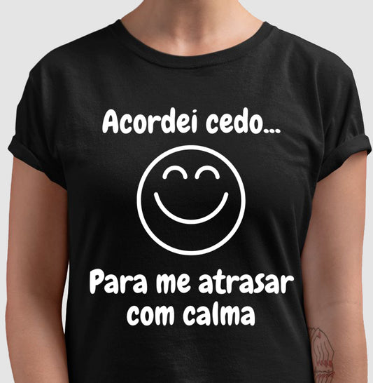 Camiseta - Acordei Para Atrasar